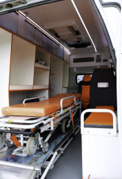 Каталка в машине скорой помощи